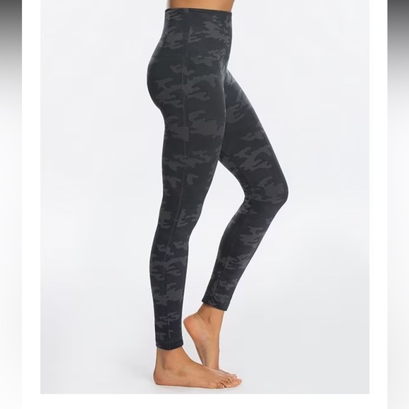 Spanx Faux Leather Seamless Black Camo Print Leggings
Small - Picture 2 of 5